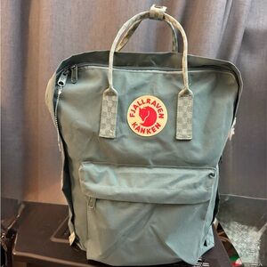Fjallraven Kånken Classic Green Backpack in Frost Green